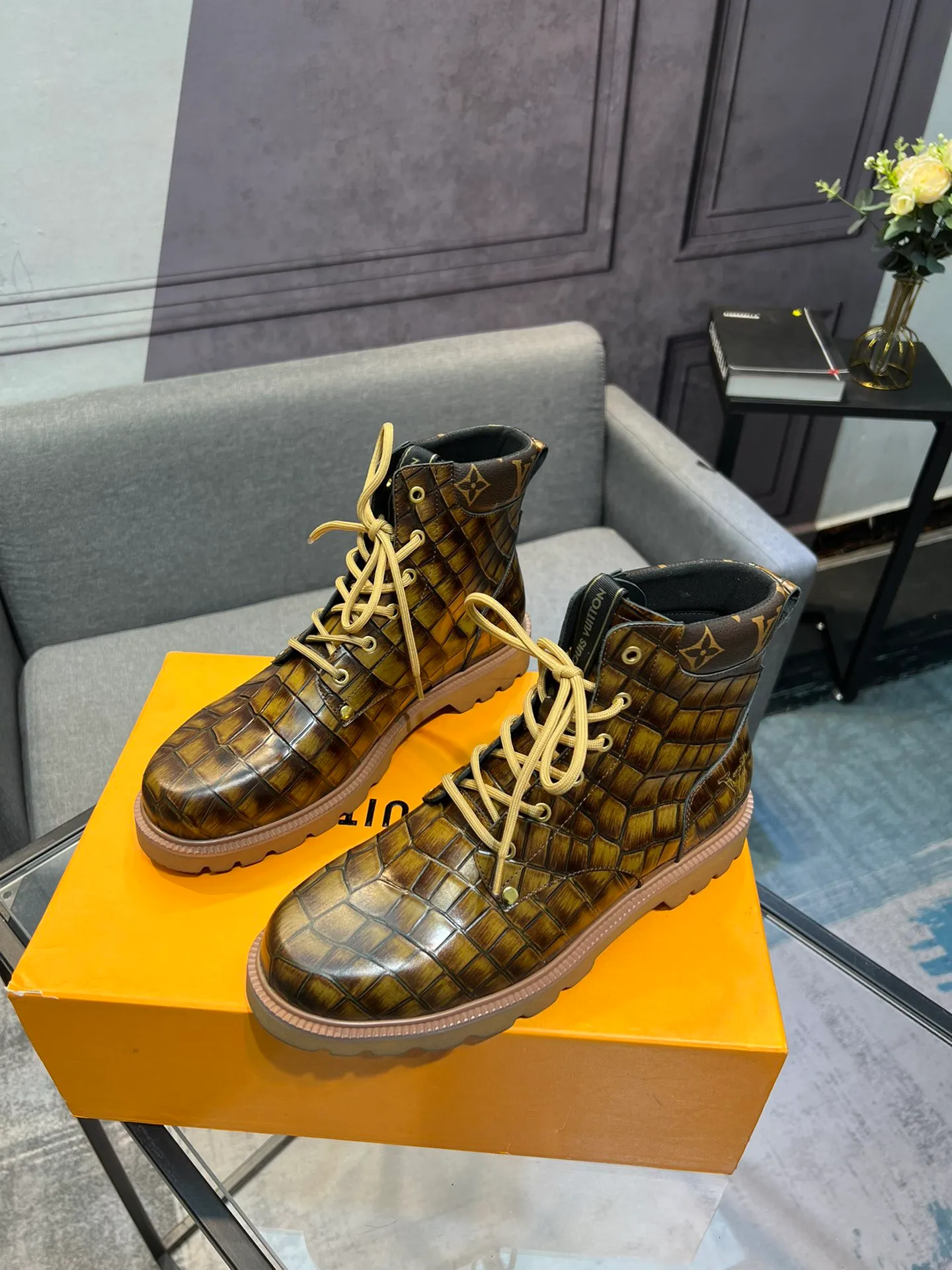Men's shoes 💰900 L Home - the latest LV men's business casual boots, luxury and nobility are a must, all made of imported original first-layer cowhide, just to create a more comfortable wearing experience, ➕top imported water-dyed full cow lining, original high wear-resistant outsole! 👏👏 Size: Male 39-44; (38 45 46 customized)
